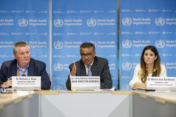 세계보건기구(WHO)의 마이클 라이언(왼쪽) 긴급대응팀, 테워드로스 아드하놈 거브러여수스(가운데) 사무총장, 마리아 밴커코브 박사가 스위스 제네바에서 기자회견을 하고 있다. 뉴시스