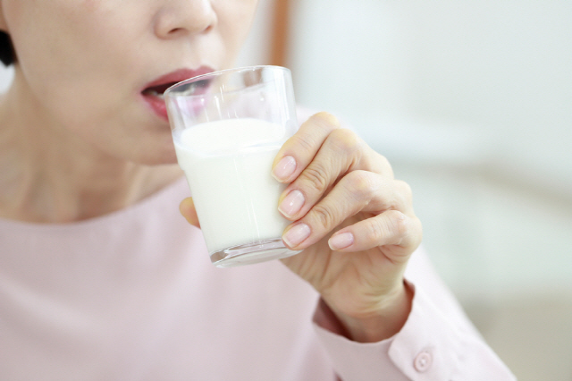 유당불내증 환자는 유당을 제거한 락토프리 우유를 마시거나 따뜻하게 데워 마시는 등의 방법으로 우유를 섭취할 수 있다./사진=클립아트코리아