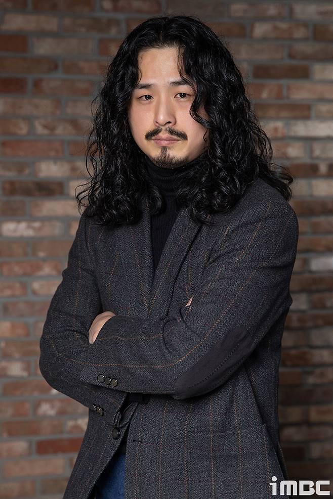 From long perm hair to husky tones, Sing Again No. 10 Singer Kim Joon-hui attracted viewers with his unique charm.It was a song that spoke like a silent story, but its appealing voice moved the hearts of the viewers.Kim Joonhwi appeared in the JTBC audition program Sing Again - ObscuritySinger (hereinafter referred to as Sing Again), which helps singers who need one more time opportunities, such as Jae-yas talent that the world has not recognized, and the once-forgotten singer of the emptiness, to stand in front of the public.Kim Joon, who succeeded in entering the TOP10, was eliminated ahead of the final round and released his name.Although it was unfortunate, the appearance of Sing Again, which has renewed its highest audience rating every time and collected hot topics, was a special thing in itself.Kim Joonhwi, who commented on the result, I am so satisfied, said, I have a direction when I run forward or walk. I enjoyed the process of communicating and selecting with the writers in preparation for every round.It is a thank you to prepare and show this stage to Corona 19.I did not think that I could not stand in such a stage, but I did not want to enjoy the privilege of TOP6. Like his words, Sing Again impressed viewers with the heartfelt stage of Lee Seung-yoon, Jung Hong-il, Lee Moo-jin, Ladys Code, Yoari, and Yumi who had won the TOP3.Like the good purpose of Sing Again to provide obscuritySingers with an opportunity to announce their names, the scene was also overflowing with the consideration of those who share similar pain.Kim Joon-hwi also sympathized and said, You do not talk about good audition a lot.I did not cheer each other, but I did not go into everyones heart, but I also said that it was huh and cool and I was sorry. Memory about Jeong Hong-il, who especially performed a duet stage with himself, was special: I enjoyed being ready with him.I am really good at personality, he said, referring to the personality of Chung Hong-il. I think that I have the same age, so I have a lot of consideration for each other.I can not be nervous when I interacted at Stage, but I came to the idea that I would show the performance.I do not forget to listen to each others sounds with one keyboard while facing Mr. Hongil in a big stage. Of course, there was Danger who went through preparing for the contest.At the time of the Live stage, Kim Joon-hui was in a bad condition due to a serious injury to his back. Kim Joon-hui said at the time, I prepared a contest with a cough and was the worst on the day of the contest.I was in a bad condition, and I had a little more expression. I had a colorful stage of Jeong Hong-il in front of me. Nevertheless, Kim Joon-hui expressed his gratitude that he tried to overcome Danger by thinking only about the word transduction in his head and got really big things in his life.I have dozens of people with cameras. I looked at them all. I tried to transduction the judges. Everyone pretends to be fine, but there is a story.In the contest, I lost and went up to Super Save, but when I commented, it seemed to be a transition. At that time, the words of the Sunmi judge remained especially in Memory. As Junior Sunmi judges said, there seems to be someone who thinks that there is a song of No. 10 Singer and thinks that he should live.I think it is the greatest blessing as a singer. I am thrilled to think about it now. As well as I should live, Kim Joon-huis voice was impressed by many appealing people.Kim Joon-hui said, I think I was able to transduce the urgency better than anyone else in the stage, he said, telling the story that he lost his job and had been struggling with unemployment benefits as the live bar closed down before appearing in Sing Again.The power to endure a long obscurity life was not special.Kim Joon-hui, who said, I have been so alone, said Kim Joon-hui, who said, I thought I could sing myself for some reason and I thought I could do well.What will happen in four years, how can I say it will be good in my mid-40s? I think I tried to find my performance every day.If the singing doesnt sound well, its hell until the next day, and its heaven and hell, and Ive been naive, saying, Ill be doing well, trying to satisfy those days.Thats how its already happened, he added.