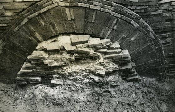 무령왕릉 발굴 당시 연도 상부 세부 노출 상태. [사진 국립문화재연구소]