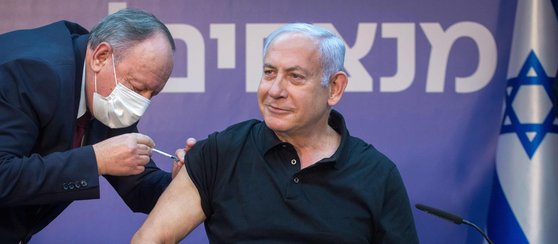 베냐민 네타냐후 이스라엘 총리가 텔아비브 시바 메디컬센터에서 코로나19 백신을 맞는 모습. 화이자 백신 2차 접종이었다. 중앙포토