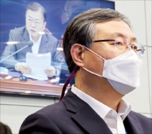 신현수 민정수석이 22일 수석·보좌관회의에서 문재인 대통령의 발언을 듣고 있다.   연합뉴스