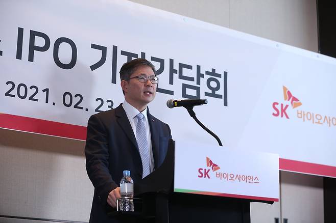 SK Bioscience CEO Ahn Jae-yong speaks at an online briefing with reporters held Tuesday. (SK Bioscience)