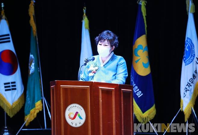 서산시여성단체협의회 제15대 박상춘 회장이 취임사를 하는 모습.