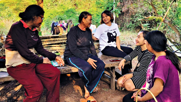 산타나 말라시 전도사(가운데)가 지난 1월 태국 우돈타니의 반넝사이교회 교인(오른쪽 두 번째)과 함께 비신자를 전도하고 있다. 펠로우십교회 제공