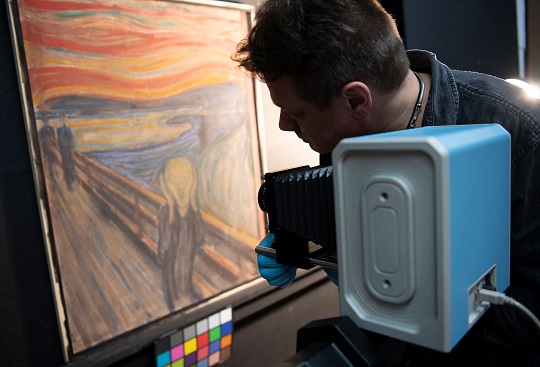 노르웨이 국립미술관 큐레이터가 오슬로에서 에드바르 뭉크의 작품 '절규' 원작에 쓰여있는 글씨를 쓴 사람이 누구인지 찾기 위한 작업에서 적외선 스캐너를 이용하고 있다. AFP연합뉴스, 노르웨이 국립미술관 제공