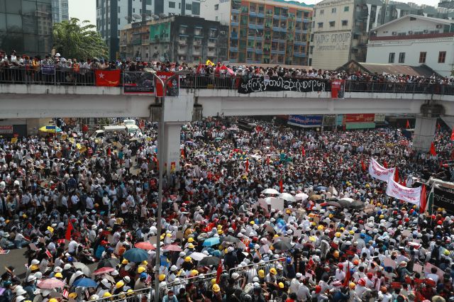 지난 22일 미얀마 양곤에서 펼쳐진 '22222 시위'의 모습. AP 연합뉴스