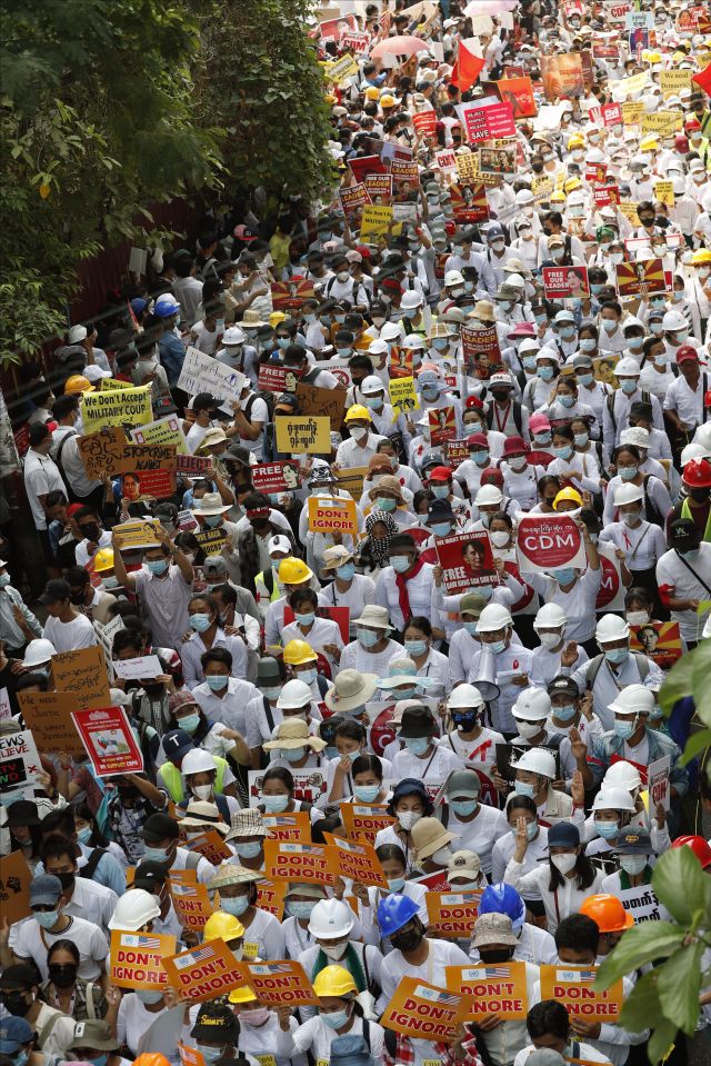 지난 22일 미얀마 양곤에서 펼쳐진 '22222 시위'의 모습. EPA 연합뉴스