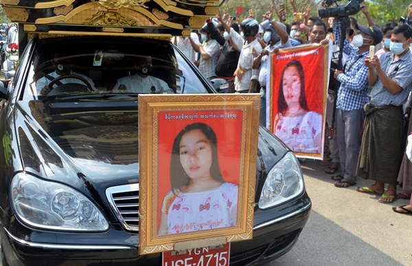 지난 21일 미얀마 수도 네피도에서 시위 첫 희생자인 먀 뚜웨 뚜웨 카인(20)의 영결식이 열리고 있다. AFP 연합뉴스