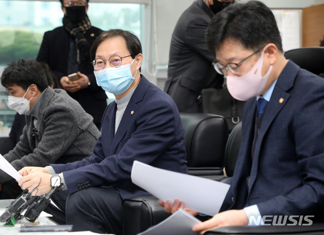 [전주=뉴시스] 김얼 기자 = 김성주(왼쪽) 더불어민주당 전북도당 도당위원장과 안호영 국회의원이 1일 전북 전주시 전북도의회 기자실에서 전북형 K-뉴딜에 대한 기자간담회를 열고 질의에 답변하고 있다. 2021.02.01.pmkeul@newsis.com