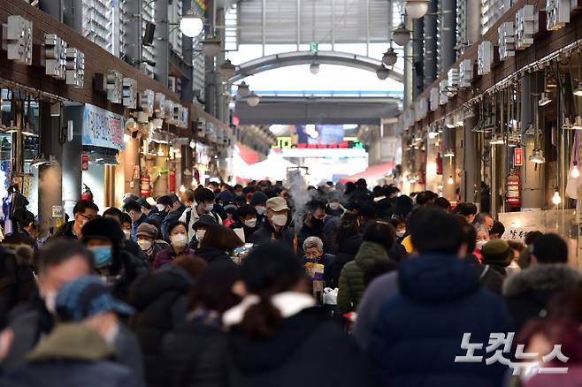 설 연휴 첫날 시장에서 제수용품과 선물세트 등을 구매하는 시민들로 붐비고 있다. 윤창원 기자
