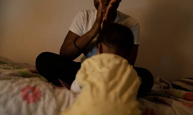 그레이셔스가 막내 동생을 돌보고 있는 모습. 조진섭 사진가 제공