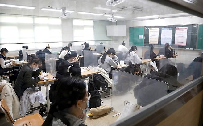 사진은 대학수학능력시험일인 지난해 12월 3일 오전 대전의 한 고교에서 수험생들이 시험을 준비하고 있는 모습의 자료사진. 대전교육청 제공