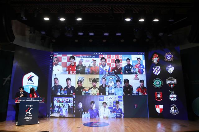 27일 개막을 앞둔 프로축구 K리그2 10개 구단 감독 및 대표 선수 20명이 23일 서울 종로구 아산정책연구원에서 개최된 미디어데이에서 각오를 밝히고 있다.한국프로축구연맹 제공