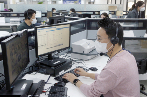 신한은행 디지털영업부 직원이 고객과 비대면 상담을 하고 있다. /사진 제공=신한은행