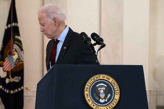 22일(현지시간) 조 바이든 미국 대통령이 코로나19로 사망한 미국인들을 추모하는 연설을 한 후 걸어나오고 있다.ⓒ연합뉴스/AP