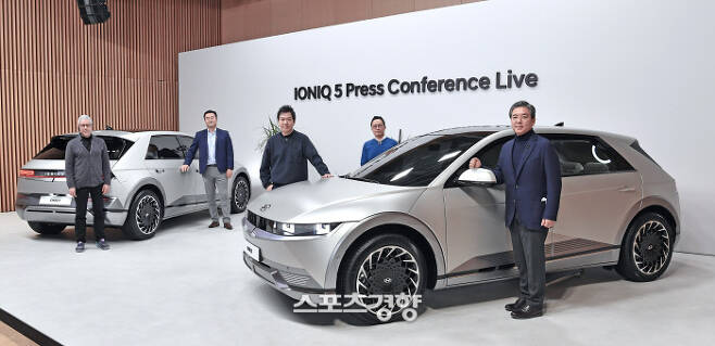 현대자동차가 E-GMP 기반으로 만든, 전 세계가 주목해온 전기차 전용 모델 ‘아이오닉5’를 23일 공개했다.