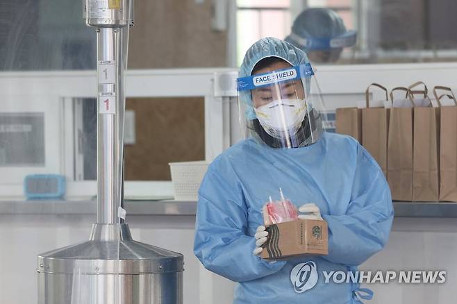 코로나19 신규확진 300명대 (서울=연합뉴스) 임화영 기자 = 22일 오후 서울 동작구보건소에 마련된 선별진료소에서 의료진이 검체채취 키트를 들고 있다. 2021.2.22 hwayoung7@yna.co.kr