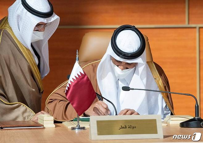 사우디아라비아 알울라에서 열린 GCC 정상회의에서 타밈 빈 하마드 알타니 카타르 국왕이 화해 협정에 서명하고 있다. © 로이터=뉴스1