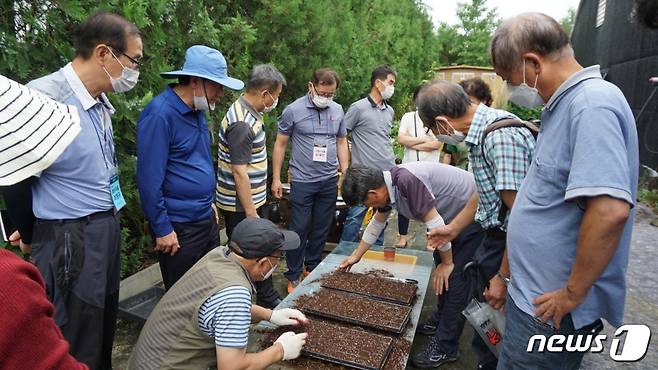 서울시 귀농·귀촌 교육 수강생들이 작물재배 기초 실습을 하고 있다.(서울시 제공)© 뉴스1