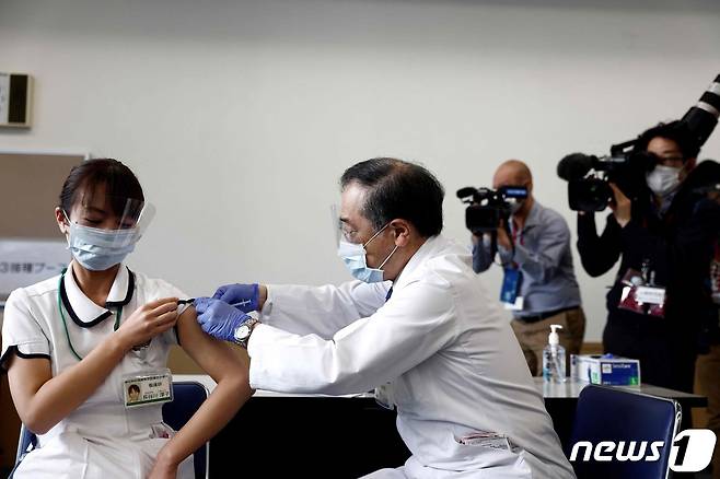 17일 (현지시간) 도쿄 의료센터에서 의료 종사자가 화이자·바이오엔테크 코로나19 백신을 접종받고 있다. © AFP=뉴스1 © News1 우동명 기자