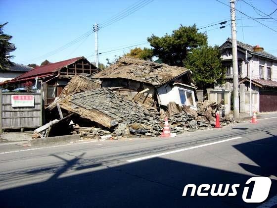 2011년 3월 동일본 대지진 당시 피해를 입은 코리야마시의 한 건물(사이타마대학교 이공학부 제공) © News1