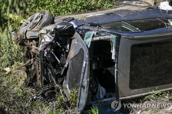 차량 충돌 뒤 전복사고로 파손된 우즈가 탑승했던 차량 모습. / 사진=연합뉴스