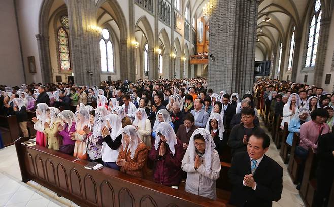 2014년 서울 명동성당에서 열린 부활대축일 미사 모습. 코로나 이후로는 이렇게 빽빽히 앉아 미사를 드리는 풍경은 사라졌다. /조선일보DB