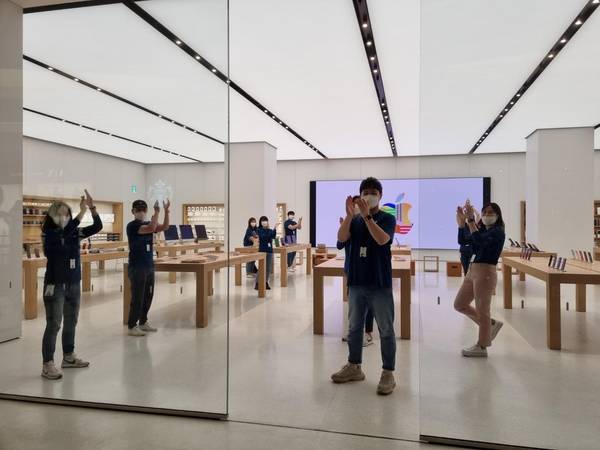 애플 여의도 스토어 매장 직원들이 손뼉을 치며 취재원을 맞고 있는 모습. /이경탁 기자