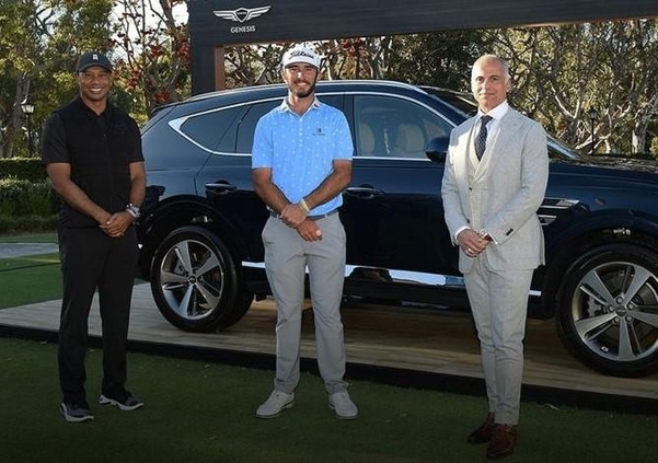 타이거 우즈(왼쪽)와 제네시스 미국 CEO 마크 델로소(오른쪽)가 LA 골프 토너먼트에 전시된 GV80 앞에 서 있다./인스타그램