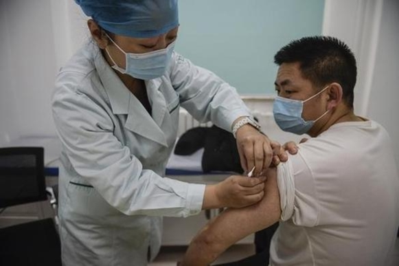 중국 베이징에서 한 남성이 시노팜 백신을 접종받고 있다. /연합뉴스