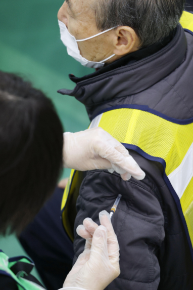 일본 후생노동성이 지난달 27일 가와사키(川崎)시의 시립간호단기대학에서 일반인 코로나19 백신 집단 접종을 상정한 대규모 훈련을 진행했다./연합뉴스