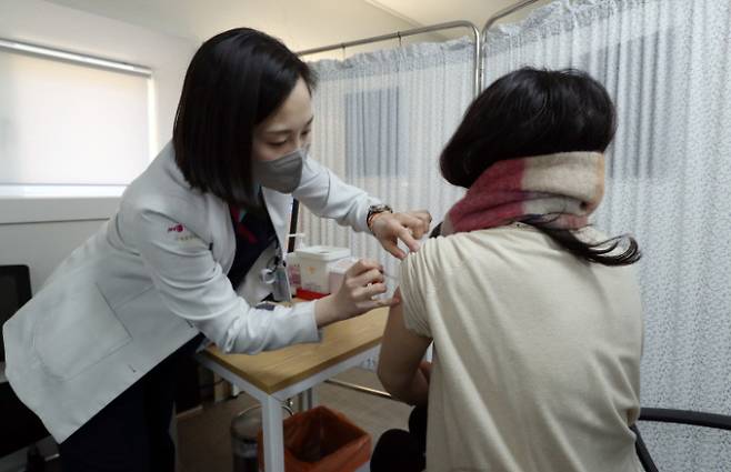 지난 9일 서울 중구 국립중앙의료원 중앙예방접종센터에서 진행된 코로나19 백신 접종 모의훈련에서 참가자들이 백신접종을 하고 있다. 사진공동취재단