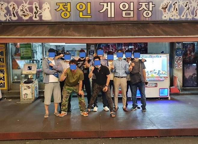 (정인 오락실 마지막 날. 국내 스트리트 파이터 2 대시 최고 고수들이 한자리에 모여 기념 촬영을 했다.. )