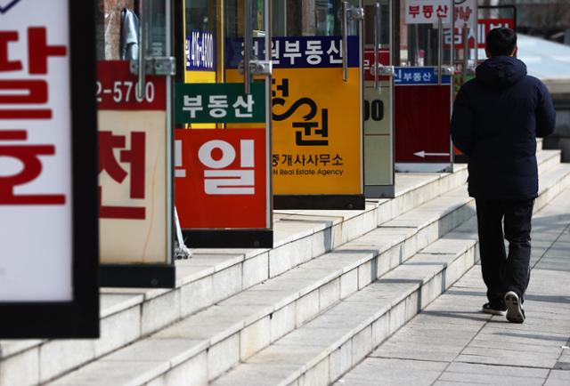 19일 서울시내 한 아파트단지 상가 부동산이 문을 열어두고 있다. 연합뉴스