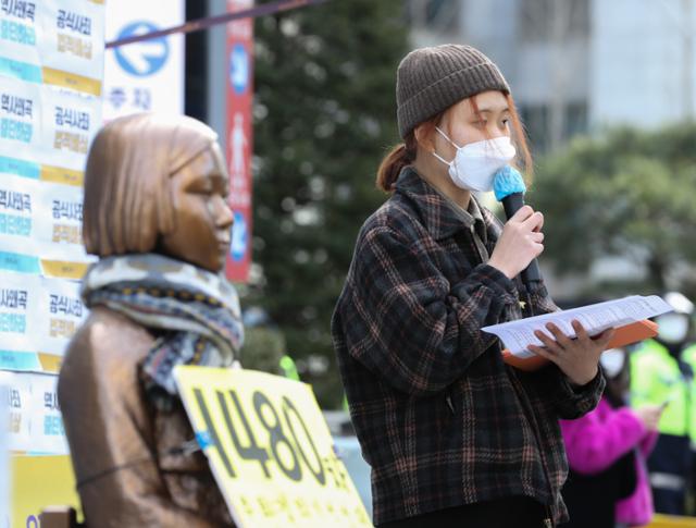 정의기억연대 활동가가 24일 서울 종로구 옛 일본대사관 앞에서 열린 제1480차 일본군 성노예제 문제 해결을 위한 정기 수요시위에서 발언하고 있다. 뉴스1