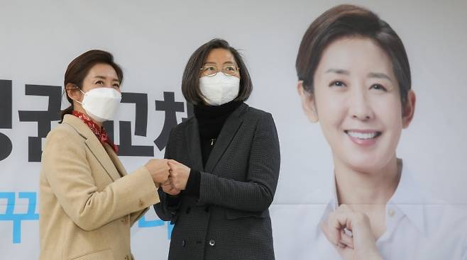 나경원 국민의힘 서울시장 예비후보가 24일 오후 서울 여의도에 마련된 선거사무실에서 이수정 경기대학교 범죄심리학과 교수(오른쪽) 제3호 전문가 고문 영입 기자회견을 한 뒤 기념촬영을 하고 있다. [사진=조성우 기자]