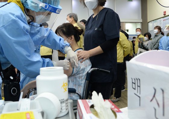 코로나19 백신 접종이 26일 국내에서 시작되는 가운데 23일 전북 전주의 한 보건지소에서 '방문 예방 접종 모의 훈련' 열렸다. [뉴시스]