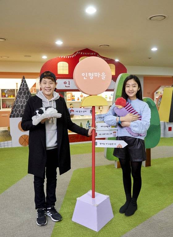 이준율 학생모델은 아빠가 사준 강아지 인형, 김리나 학생모델은 엄마가 태교로 만들어 준 발도르프 인형을 가장 좋아하고 아끼는 인형으로 꼽았다.