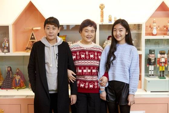 이준율(왼쪽)‧김리나(오른쪽) 학생모델이 김미겸 국립민속박물관 어린이박물관을 학예연구사와 함께 다양한 모습의 인형을 만나고 그들의 고민을 들으며 자신감과 씩씩한 마음을 찾아가는 과정을 체험했다.