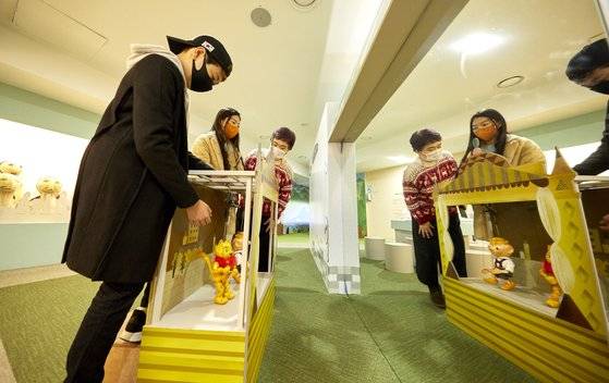 ‘골골이와 인형친구들’ 전시에서 체코의 줄인형 마리오네트를 직접 움직여보고 있는 소중 학생기자단.