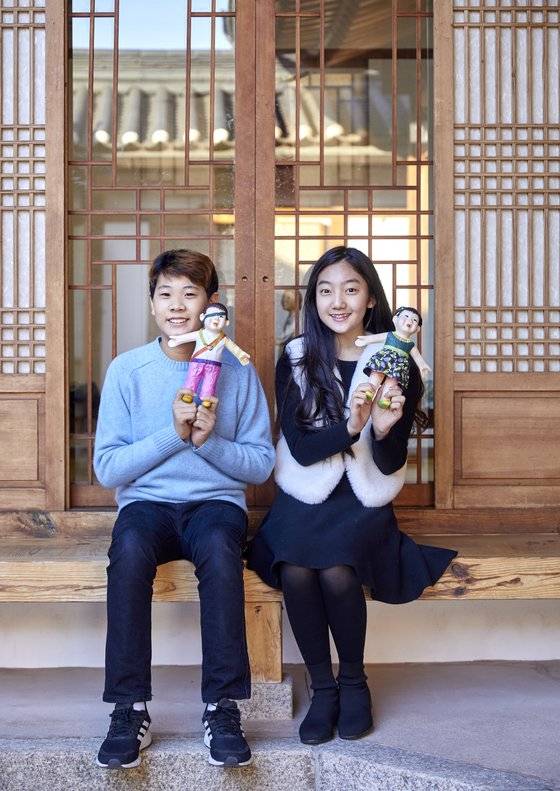 닥종이 인형에 대해 알아보고 직접 만들어보기 위해 소중 학생기자단이 북촌전통공예체험관을 찾았다. 자신이 만든 인형을 들고 있는 이준율(왼쪽)‧김리나 학생모델.