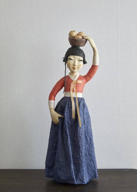 과일 담은 그릇을 이고 가는 모습처럼 일상생활을 모습을 보여주는 작품이 많다.