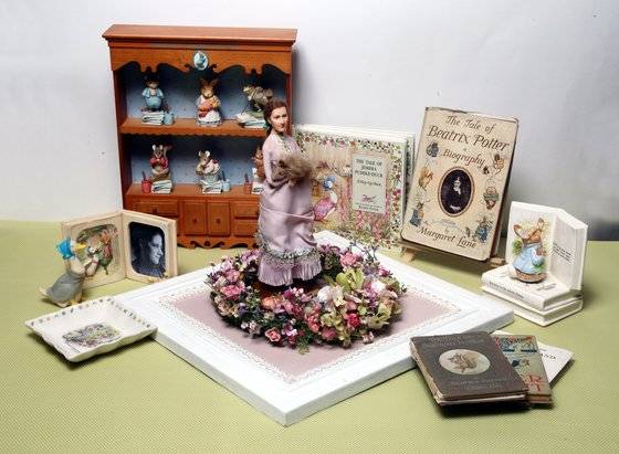 『피터 레빗』의 작가 베아트릭스 포터 인형. 김향이 작가는 작품 속 소품과 초판본 등을 세트로 수집하고 있다.