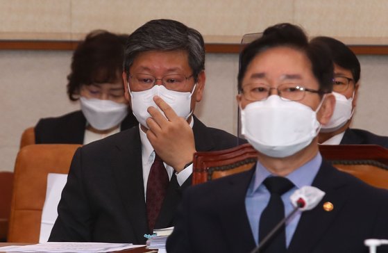 박범계 법무부 장관(오른쪽)과 이용구 차관이 22일 국회 법제사법위원회 전체회의에 출석했다. 연합뉴스