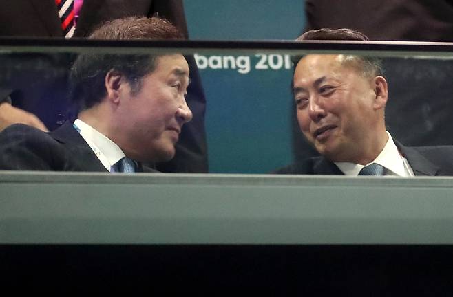 Ri Ryong-nam (right), then North Korea’s deputy premier handling foreign trade, talks with Lee Nak-yon, then South Korea’s prime minister, at the opening ceremony of the 2018 Asian Games in Jakarta. (Yonhap)