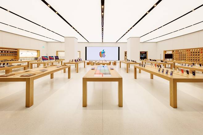 Interior of Apple Yeouido, the second Apple Store in Korea (Apple)