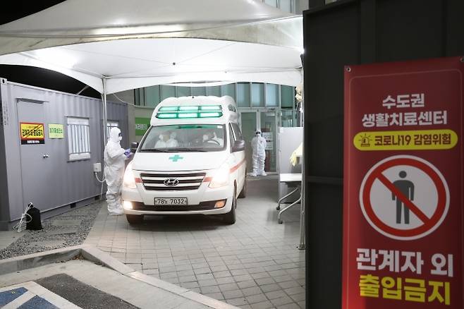 서울시립대기숙사 생활치료센터에 코로나19 확진자를 태운 엠뷸런스가 들어오고 있다.