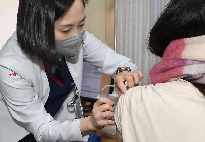 9일 오후 서울 중구 국립중앙의료원 중앙예방접종센터에서 의료진들이 코로나19 백신 접종 모의훈련을 하고 있다. 사진=사진공동취재단