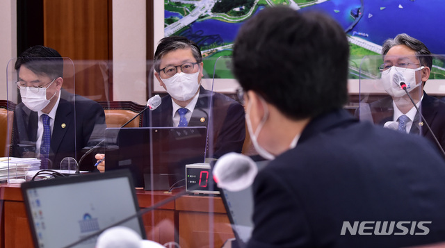 변창흠 국토교통부 장관이 22일 서울 여의도 국회 본관 529호에서 열린 제384회 국회(임시회) 국토교통위원회 제5차 전체회의에 출석, 질의에 답변하고 있다. (공동취재사진) /사진=뉴시스